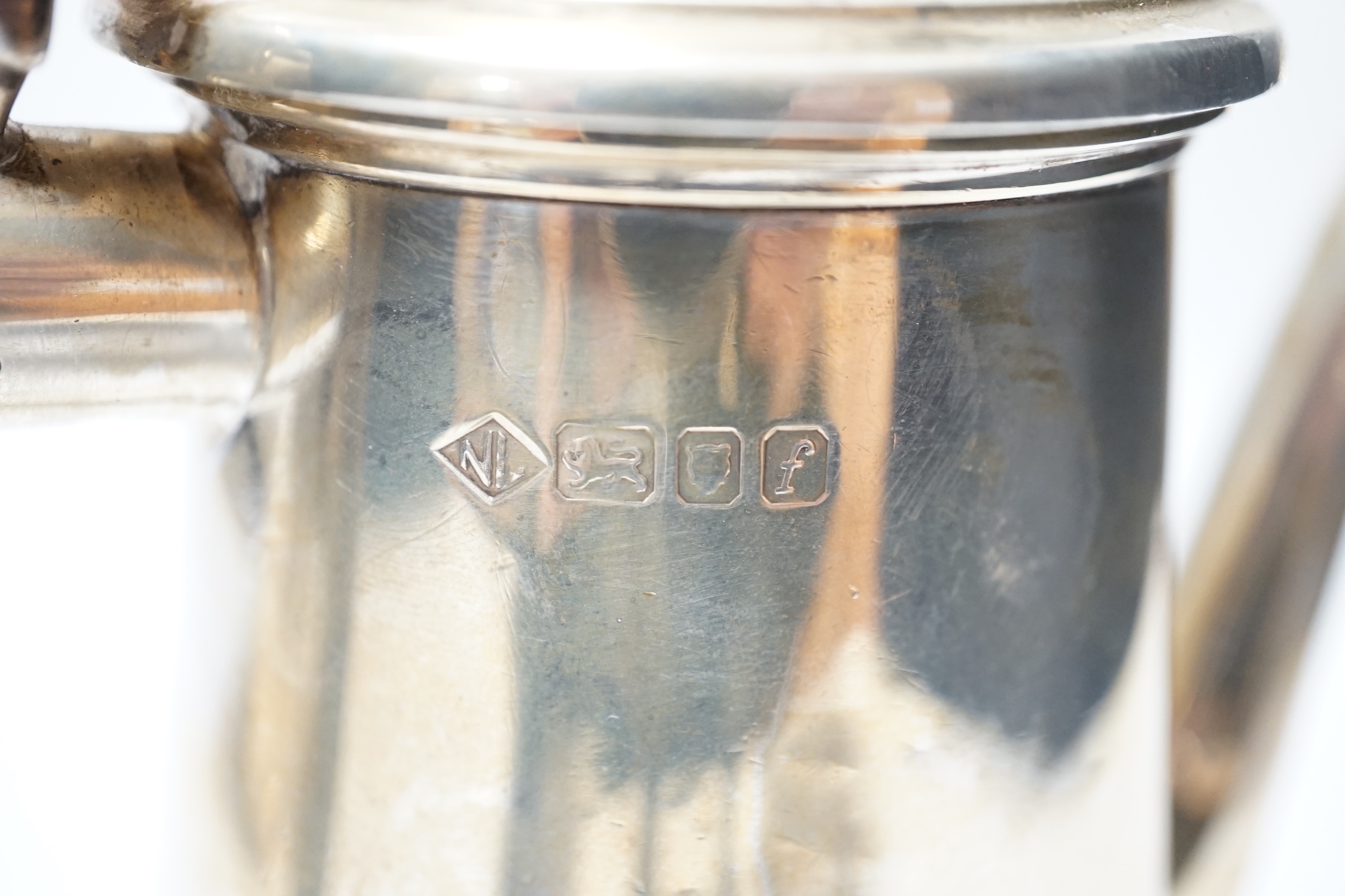An Elizabeth II Queen Ann style coffee pot, Nat Leslie Ltd, London, 1961, gross weight 23.1oz.